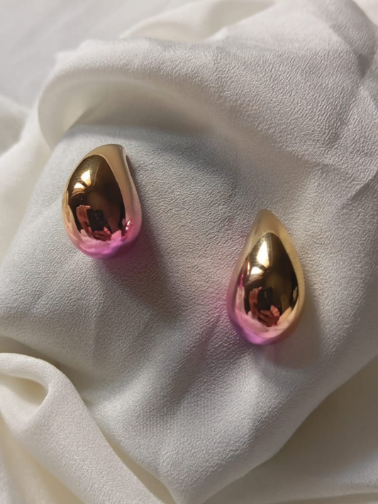 Joyels teardrop earrings in a sleek gold and pink design, crafted for elegance and versatility.