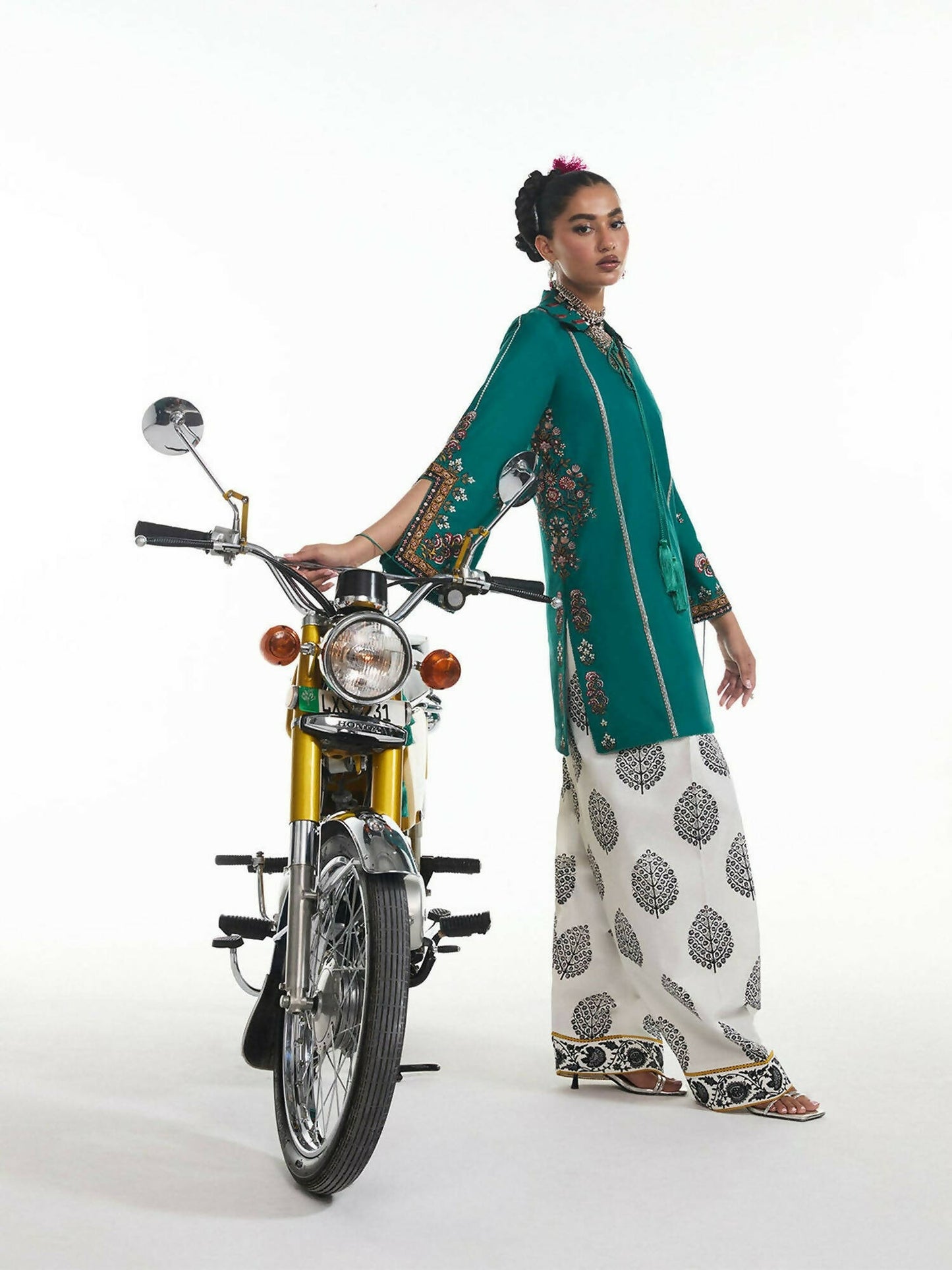 Jugnu by Hussain Rehar Lawn Embroidered Scarf-Thalia