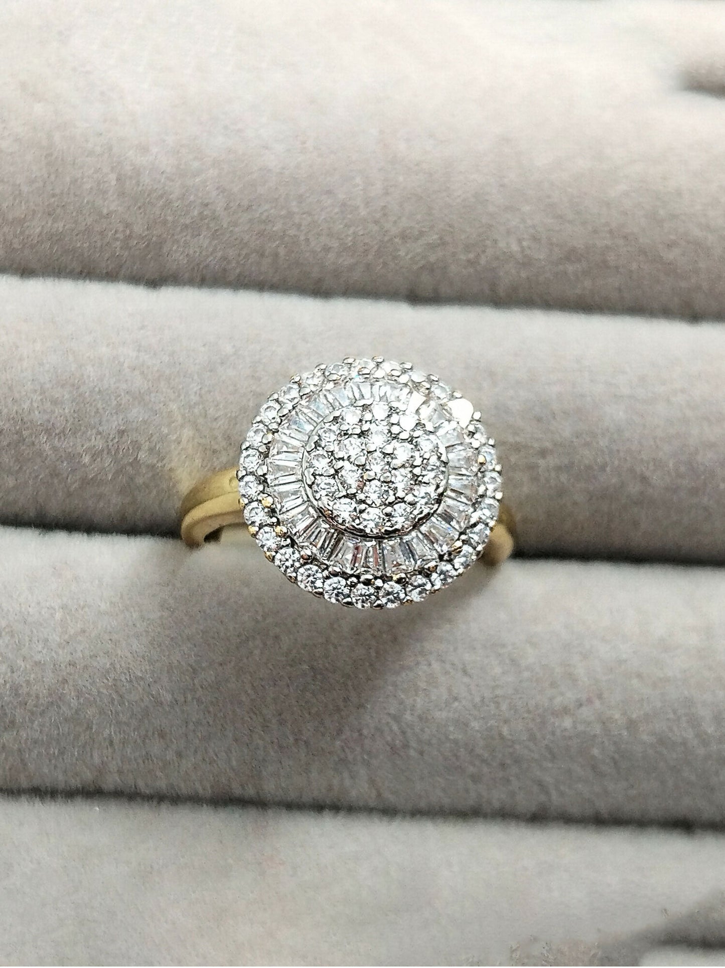 H&A Jewellery 18K gold polished cluster ring with brilliant-cut and baguette zircon diamonds, luxury round gold ring for women