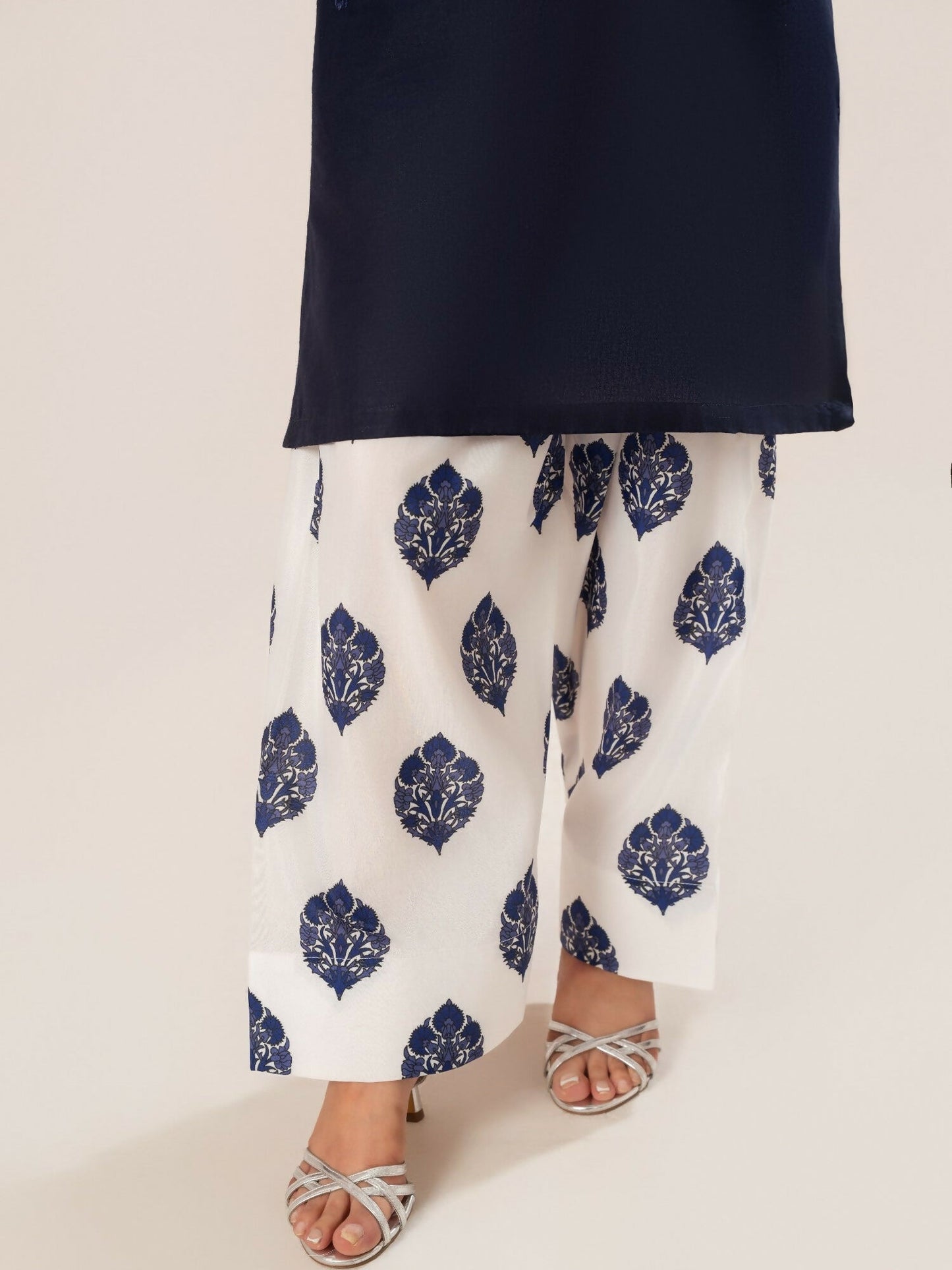 Stylish Collection Luxe Edit Cotton Embroidered Stitched 3-Piece Suit-Salina