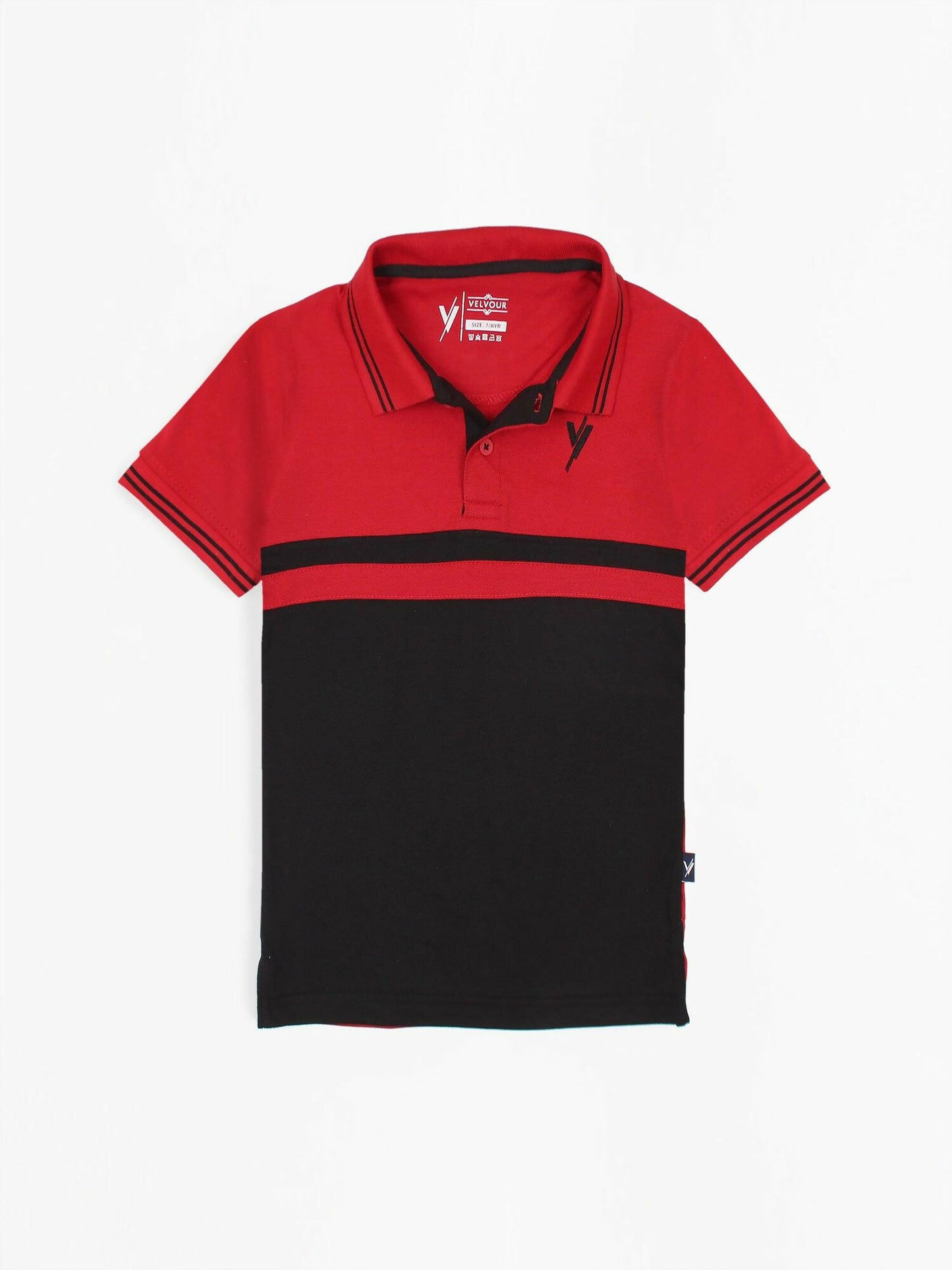 Smart boys’ short-sleeve polo made from breathable piqué fabric, featuring a tipped collar, embroidered logo, and regular fit – designed for summer comfort and casual style.