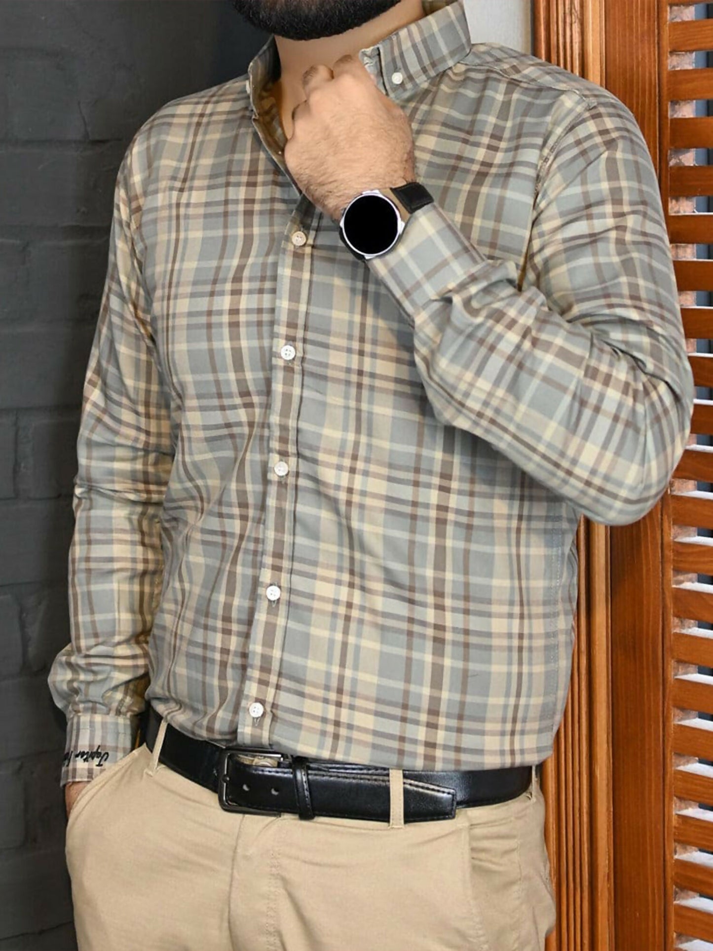Checked pro fit men's shirt with chest and cuff embroidery, made from a cotton-polyester blend.