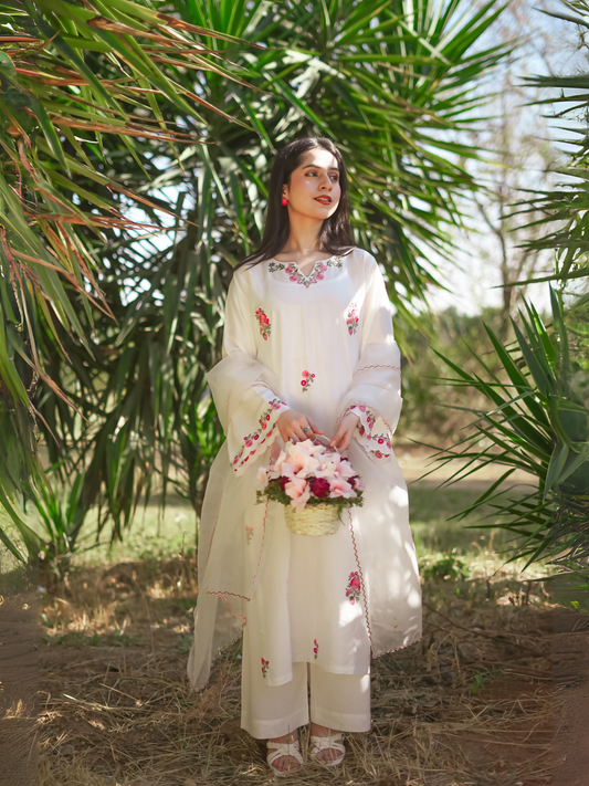 Kachy Dhaagy Komal stitched embroidered lawn 3-piece suit with embroidered neckline, sleeves, and organza dupatta.