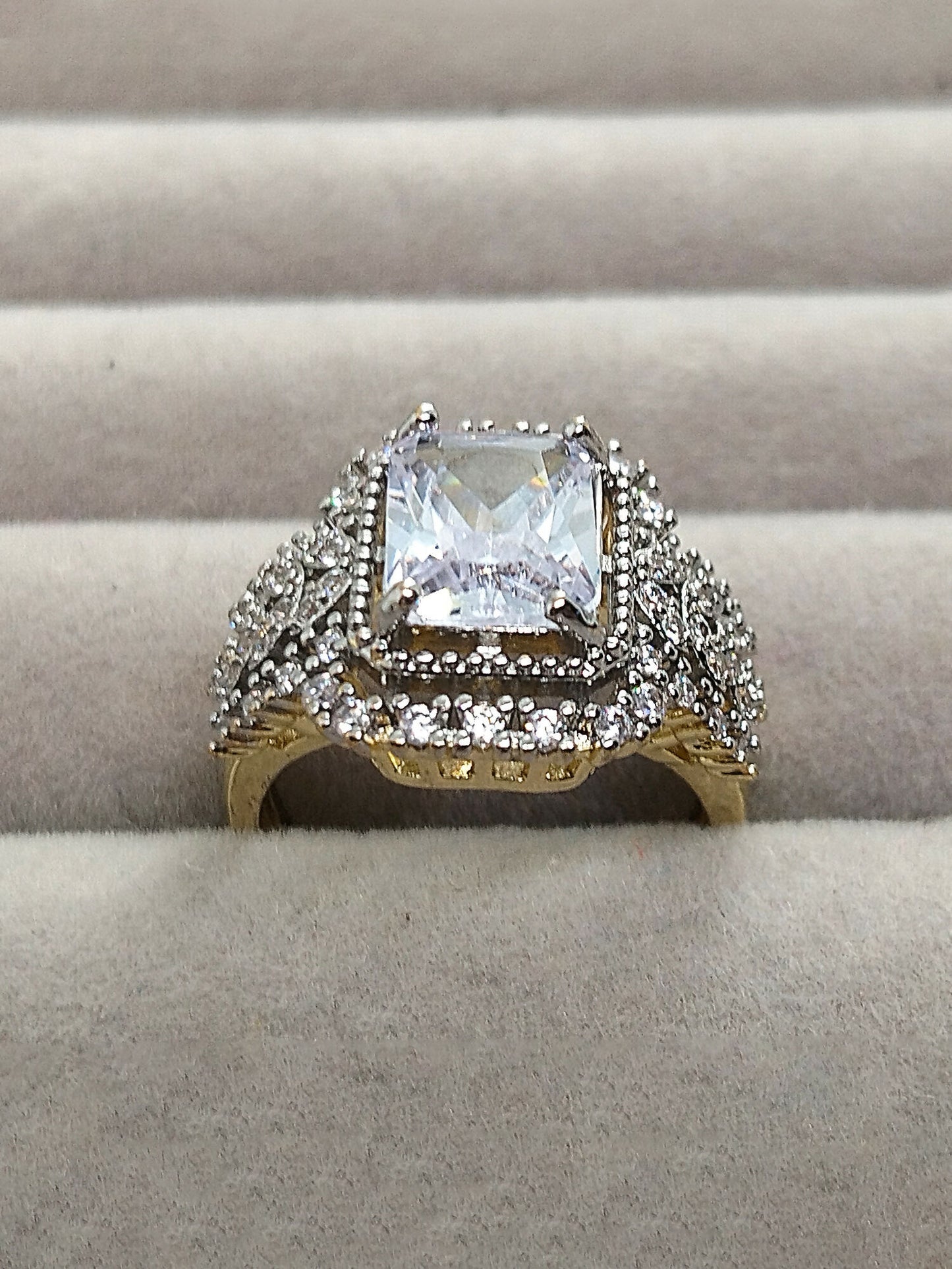 H&A Jewellery 18K gold princess-cut zircon halo ring with split shank band