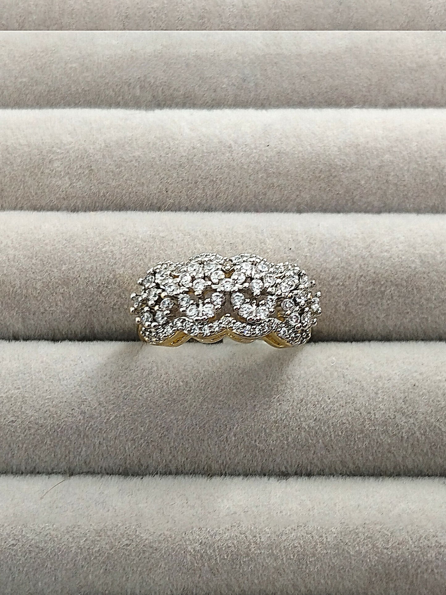 H&A Jewellery 18K gold zircon floral cluster band ring with scalloped design
