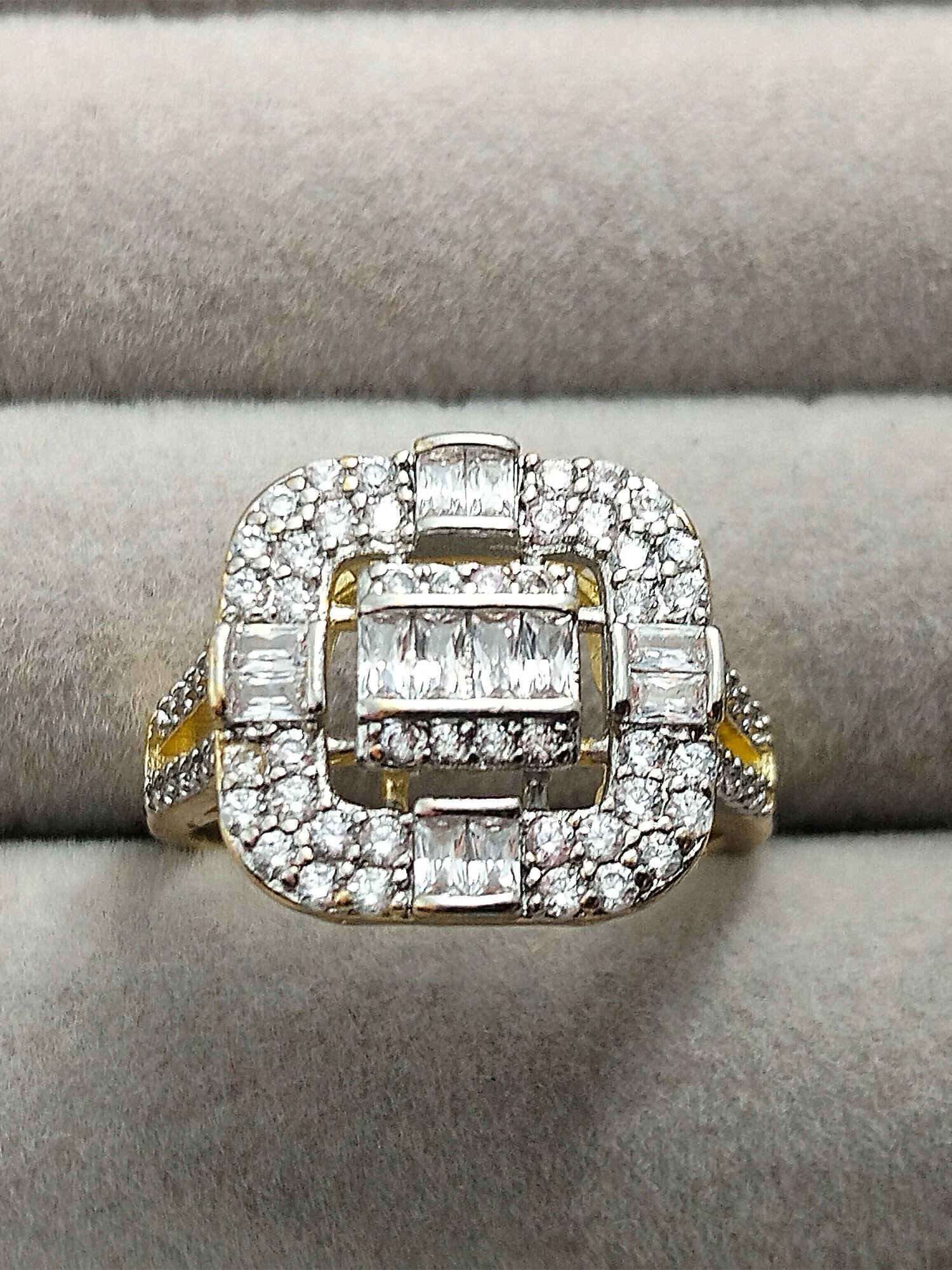 H&A Jewellery two-toned 18K gold polished zircon diamond ring with split shank band