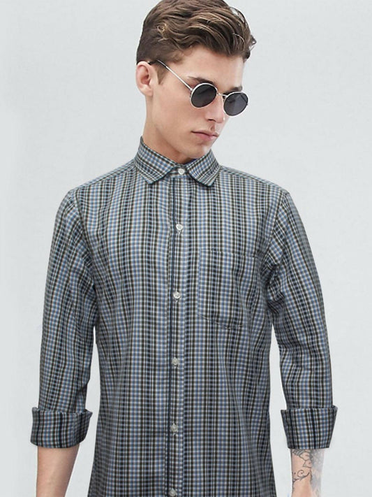 Men’s formal shirt with long sleeves, Italian cut cuffs, and a chest pocket, made from 100% cotton.