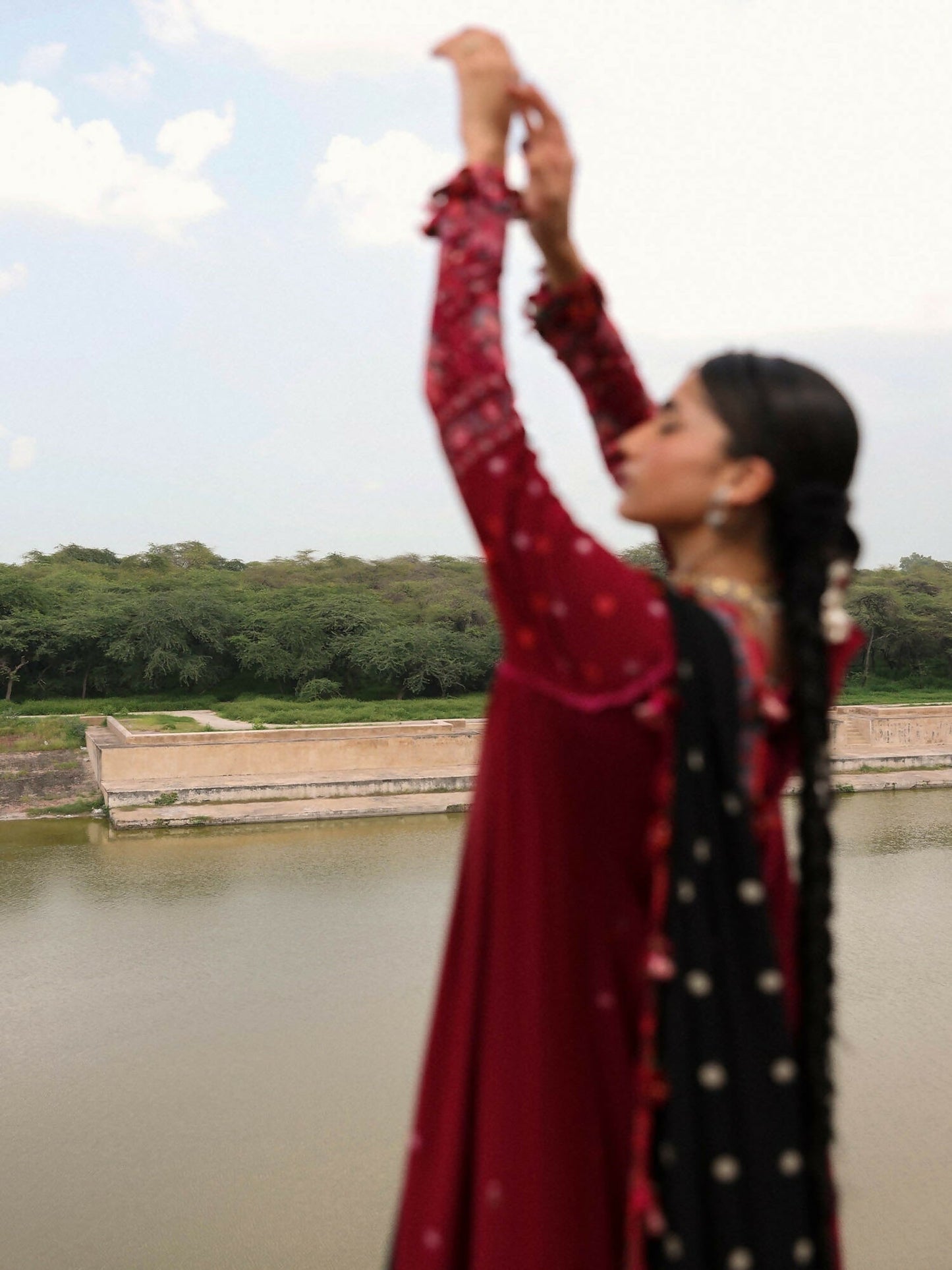 Hussain Rehar Karandi'25 Embroidered Unstitched 3-Piece Suit-Pankhuri