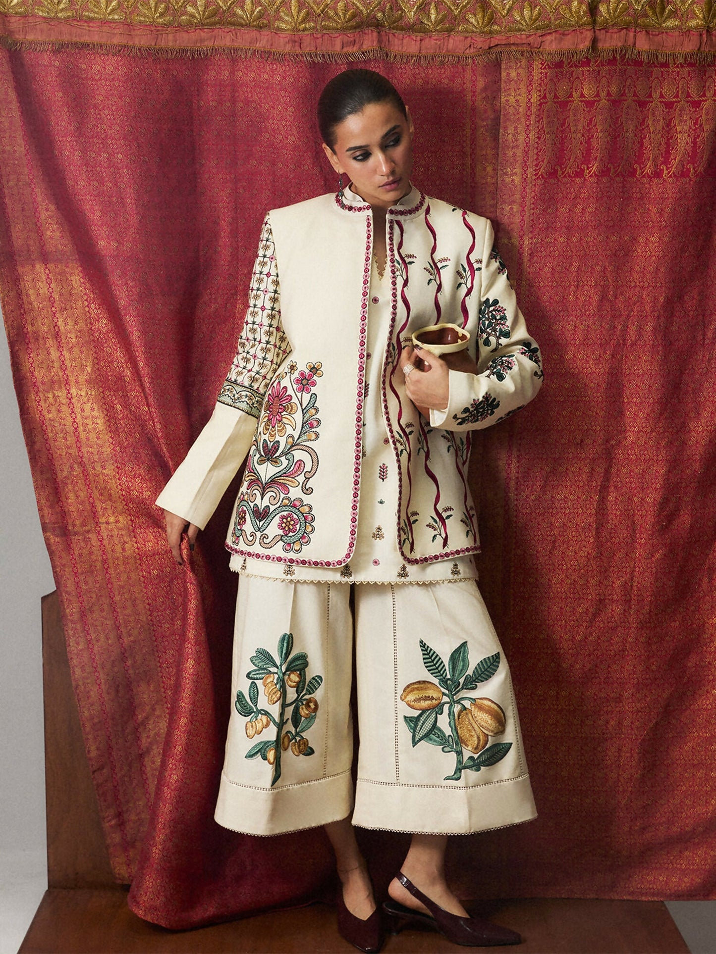 Jugnu by Hussain Rehar Khaddar Pret’26 Wool Embroidered Scarf-Rasa