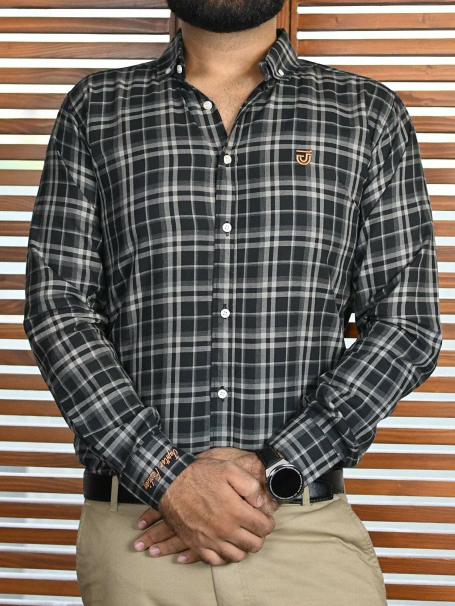 Men's checked cotton-polyester casual shirt with left chest embroidery and cuff embroidery.