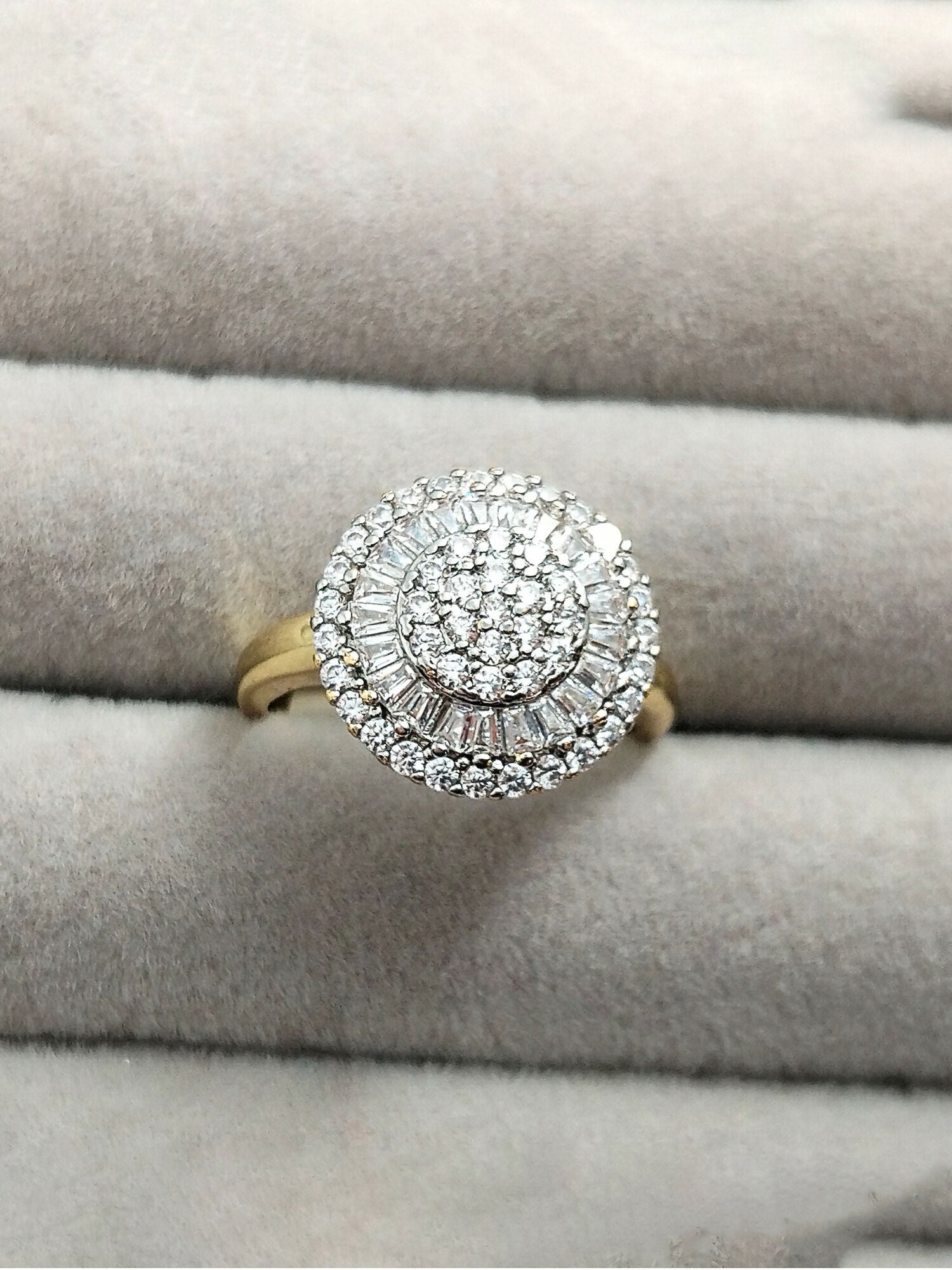 H&A Jewellery 18K gold polished cluster ring with brilliant-cut and baguette zircon diamonds, luxury round gold ring for women