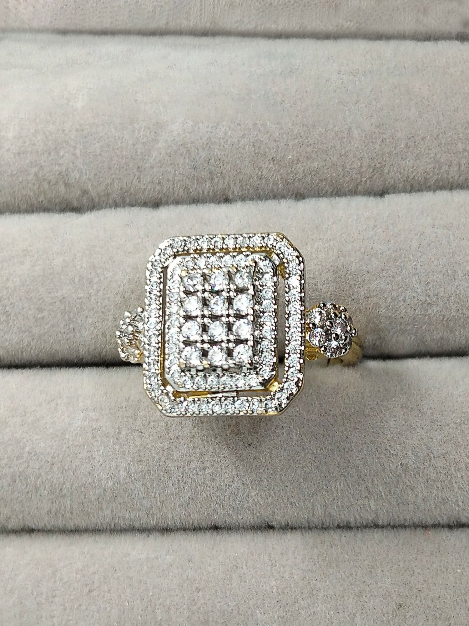 H&A Jewellery 18K gold polished square halo zircon cluster ring with pavé-set shoulders