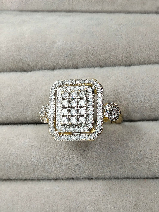H&A Jewellery 18K gold polished square halo zircon cluster ring with pavé-set shoulders