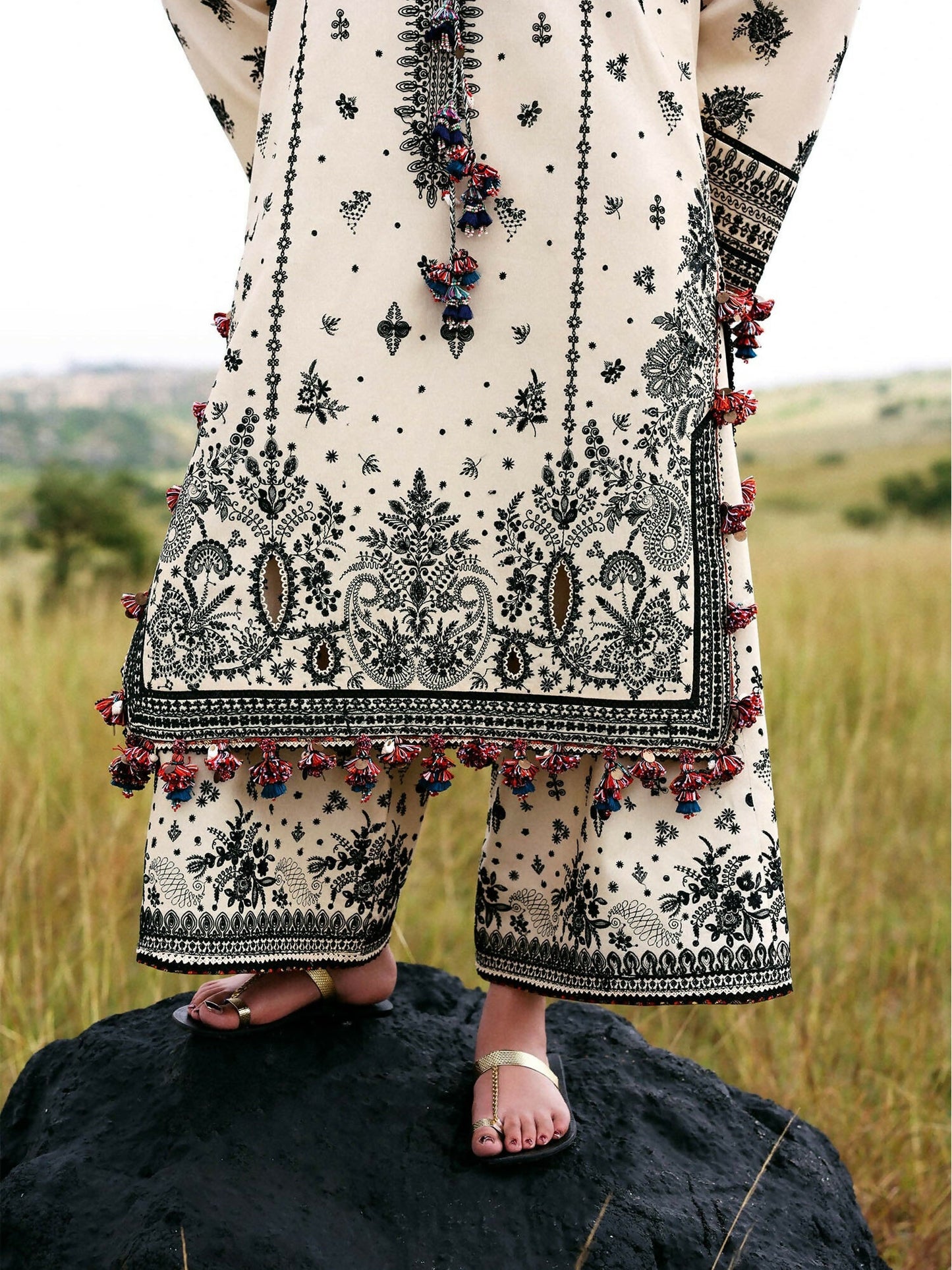 Hussain Rehar Khaddar'25 Embroidered Unstitched 3-Piece Suit-Dhanak