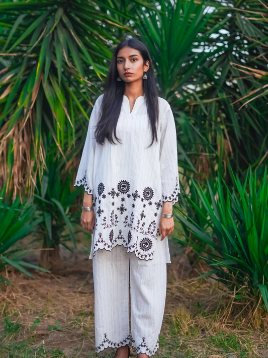 Kachy Dhaagy Irha white stitched embroidered lawn 2-piece suit with black embroidery and embroidered trouser.