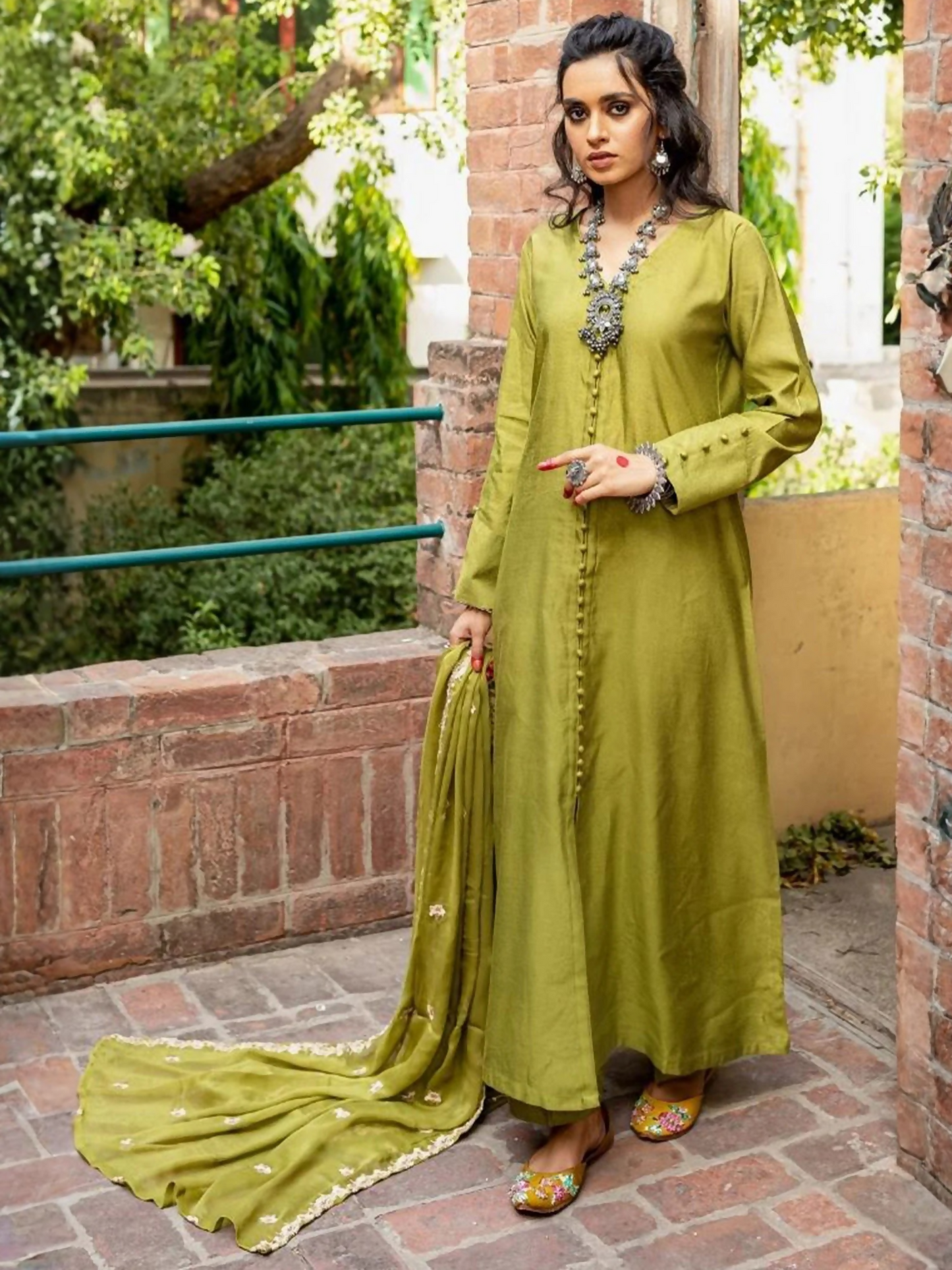Mannat Clothing Chiffon Embroidered Dupatta-Baghi
