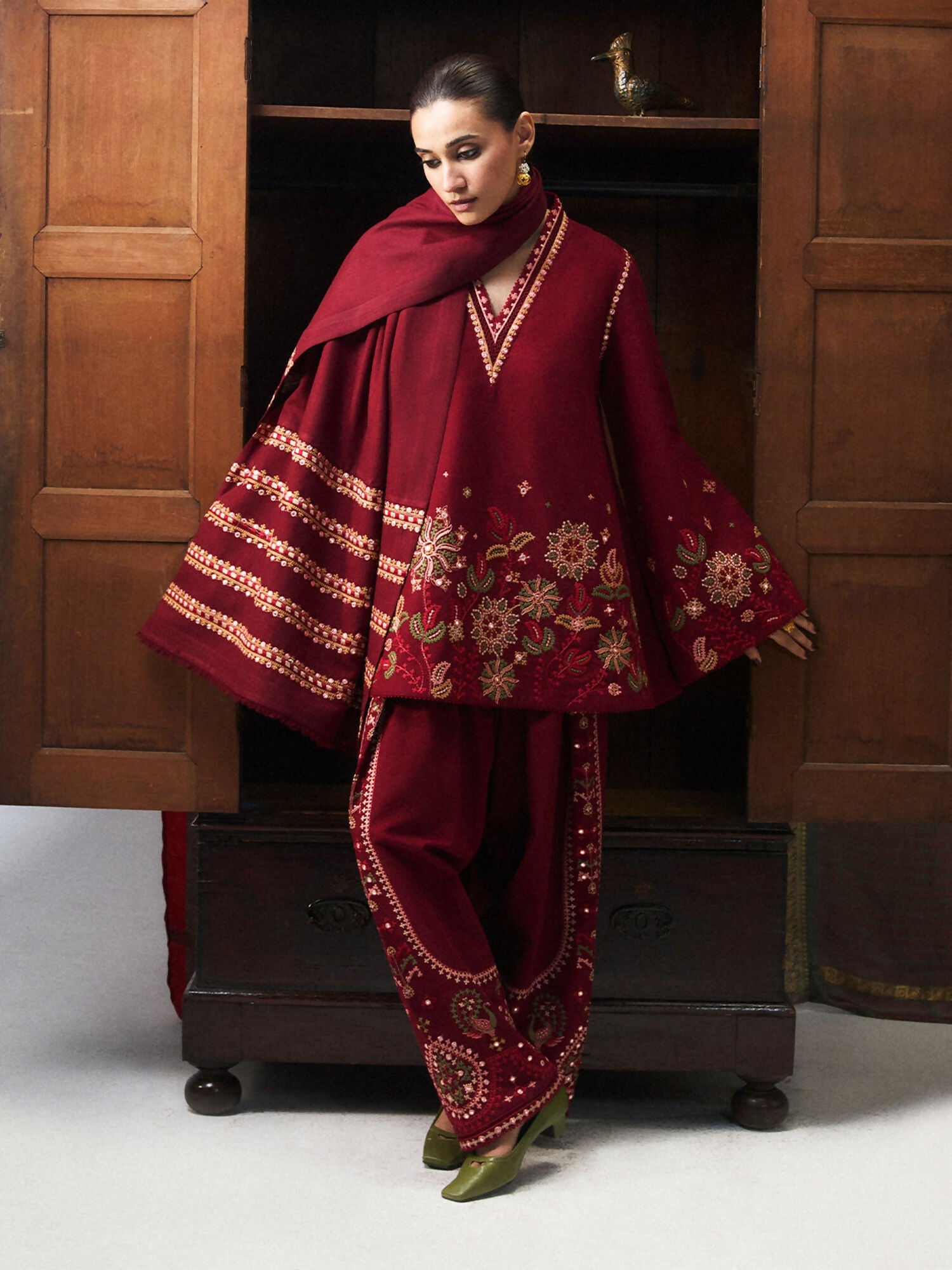 Jugnu by Hussain Rehar Khaddar Pret’26 Wool Embroidered Scarf-Jasmin