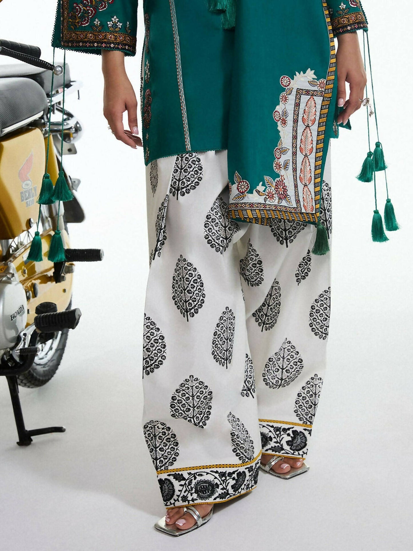 Jugnu by Hussain Rehar Lawn Embroidered Scarf-Thalia