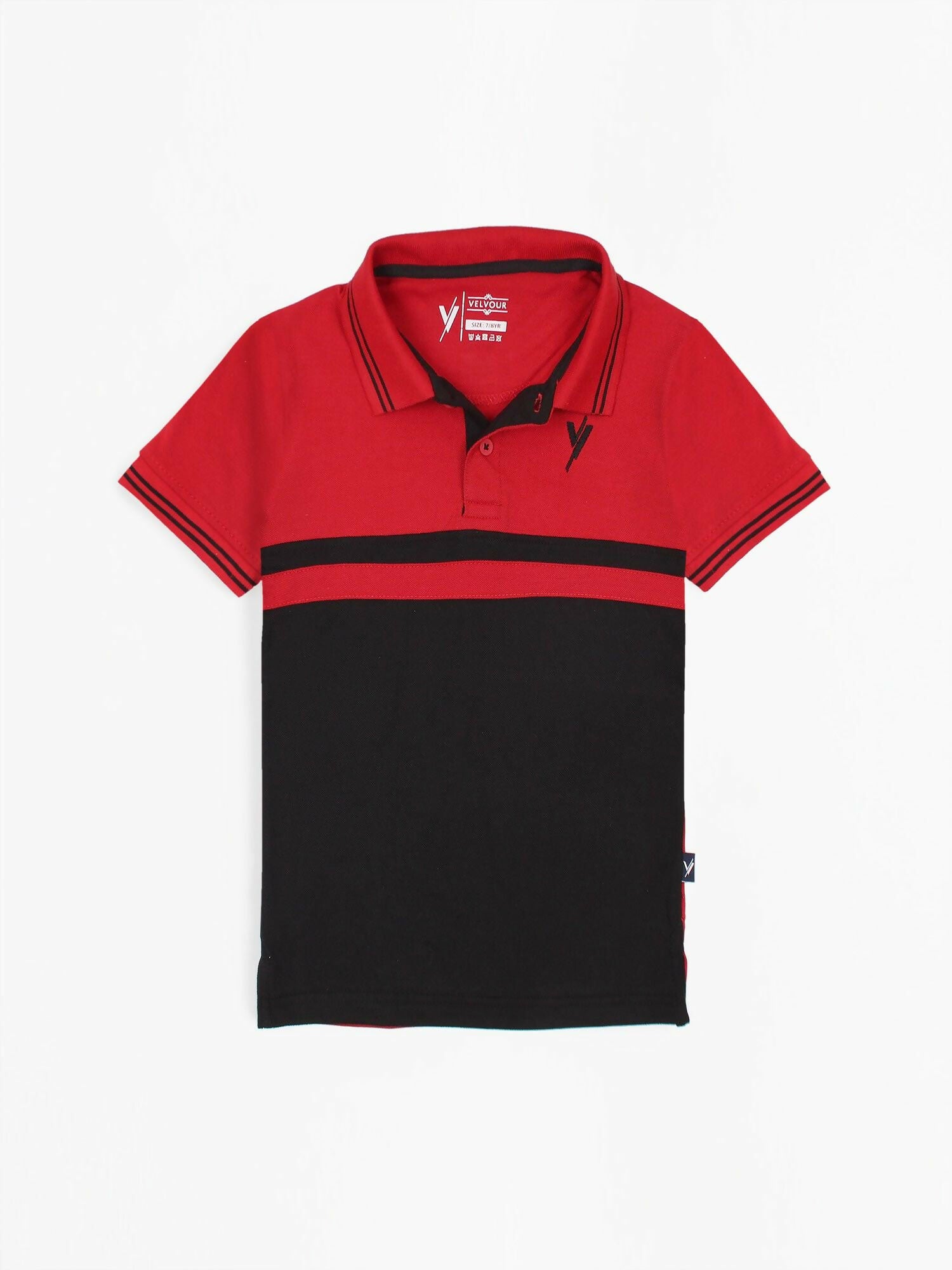 Smart boys’ short-sleeve polo made from breathable piqué fabric, featuring a tipped collar, embroidered logo, and regular fit – designed for summer comfort and casual style.