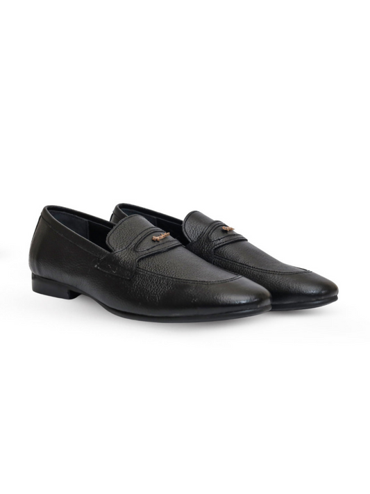 Classic black leather shoes with a clean silhouette and durable sole, offering a versatile blend of comfort and style.
