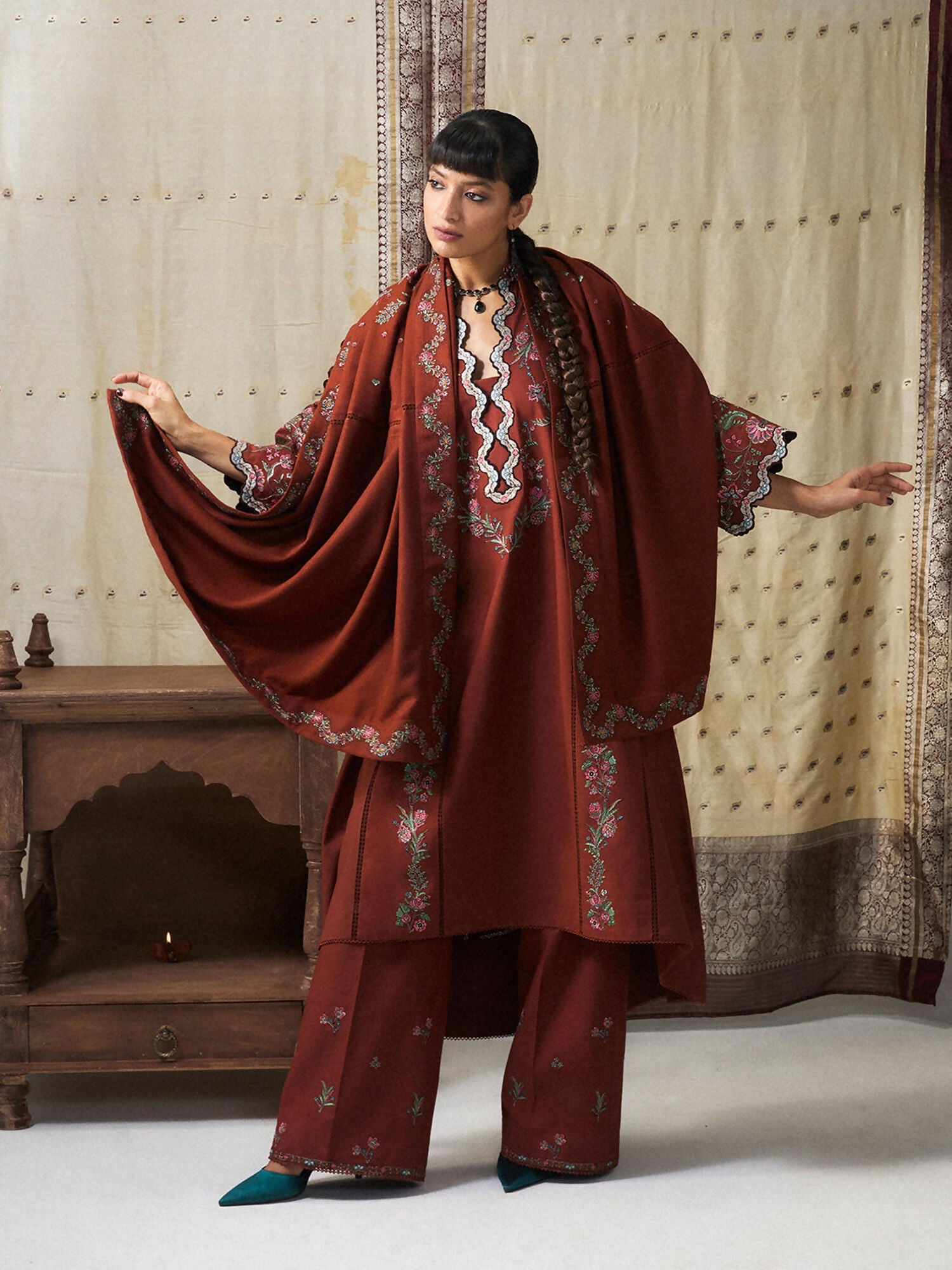 Jugnu by Hussain Rehar Khaddar Pret’26 Wool Embroidered Scarf-Giti