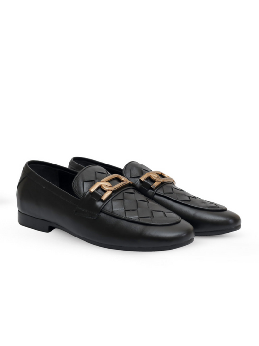 Black leather shoes with a structured silhouette and polished finish, crafted for comfort and timeless style.