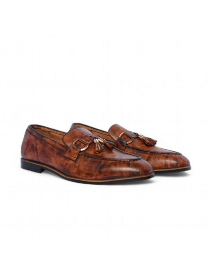 Classic leather shoes with a sleek design and comfortable fit, perfect for everyday wear and formal occasions.