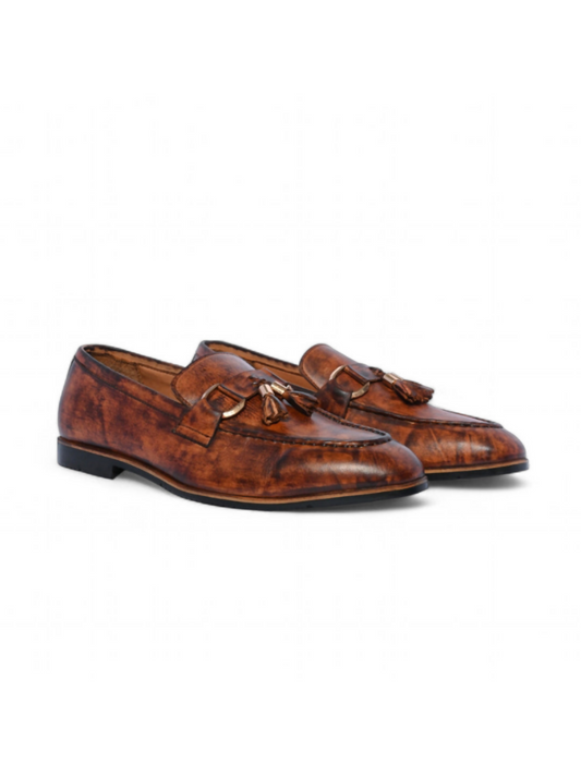 Classic leather shoes with a sleek design and comfortable fit, perfect for everyday wear and formal occasions.
