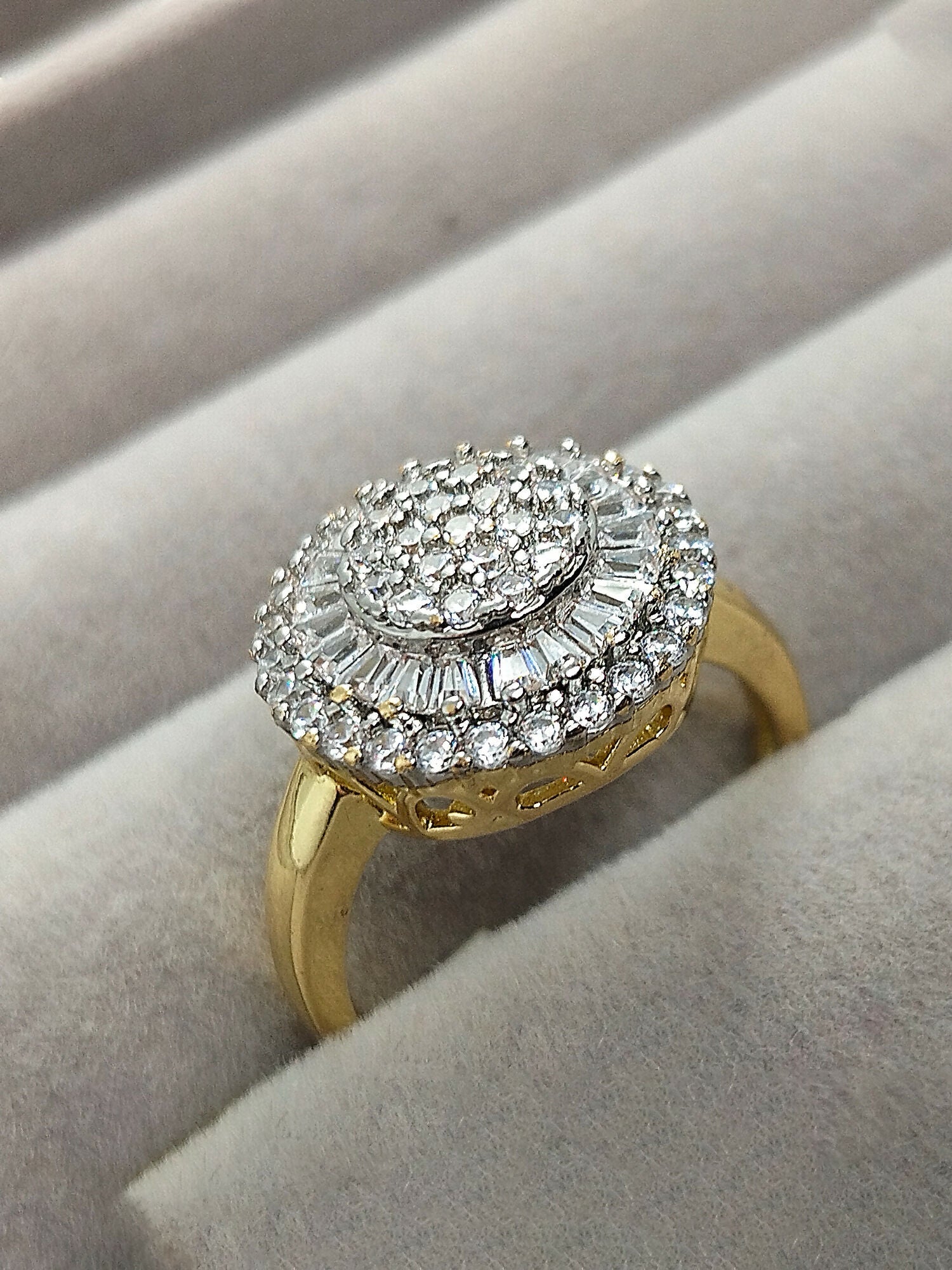 H&A Jewellery 18K gold polished cluster ring with brilliant-cut and baguette zircon diamonds, luxury round gold ring for women