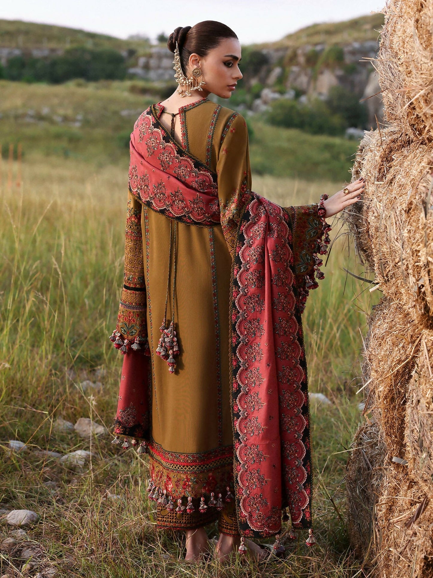 Hussain Rehar Khaddar'25 Embroidered Unstitched 3-Piece Suit-Gitiara