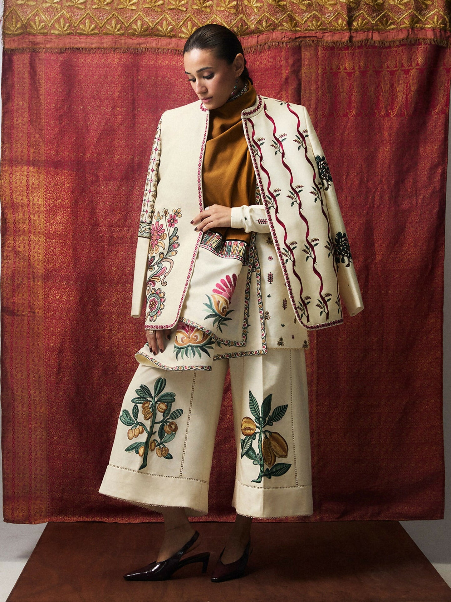 Jugnu by Hussain Rehar Khaddar Pret’26 Wool Embroidered Scarf-Rasa