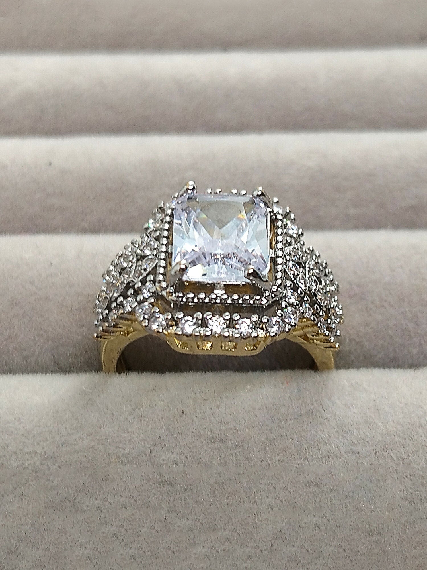 H&A Jewellery 18K gold princess-cut zircon halo ring with split shank band