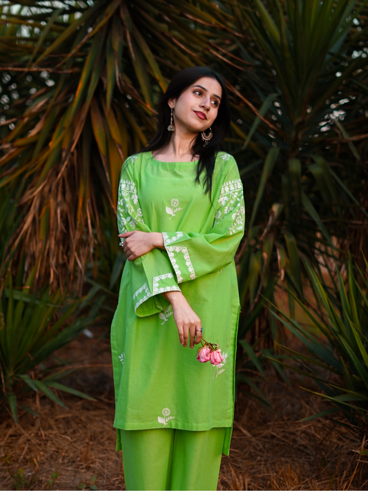 Kachy Dhaagy 2-piece embroidered lawn with sequence embroidery shirt and trousers.