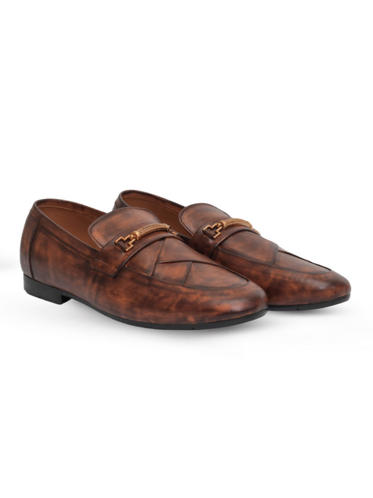 Brown leather shoes with a smooth finish and classic design, perfect for everyday sophistication and comfort.