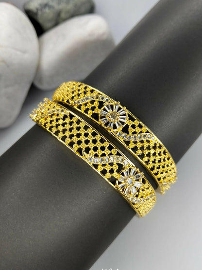 Add a touch of elegance to your style with this H&A Jewellery one carat golden karay. Designed with a polished finish, it’s perfect for everyday wear or special occasions. Product color may slightly vary due to photographic lighting sources or your monitor setting.