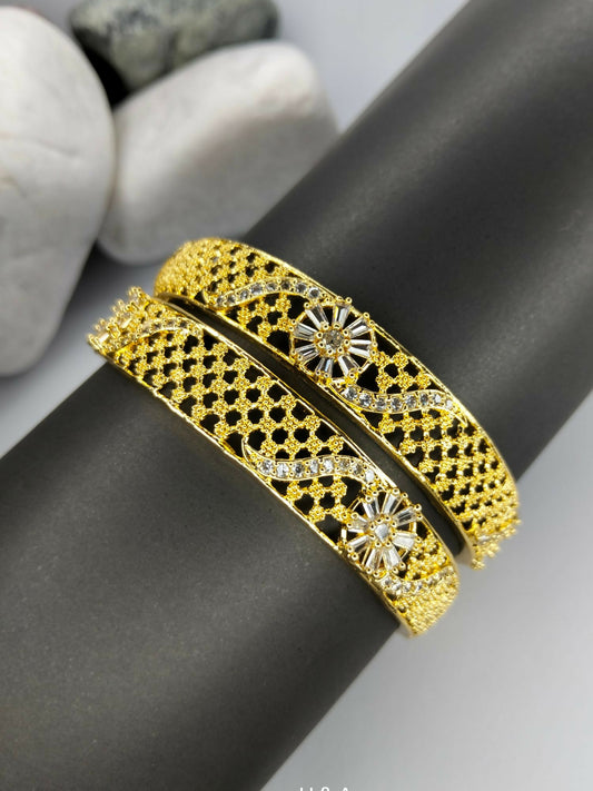Add a touch of elegance to your style with this H&A Jewellery one carat golden karay. Designed with a polished finish, it’s perfect for everyday wear or special occasions. Product color may slightly vary due to photographic lighting sources or your monitor setting.