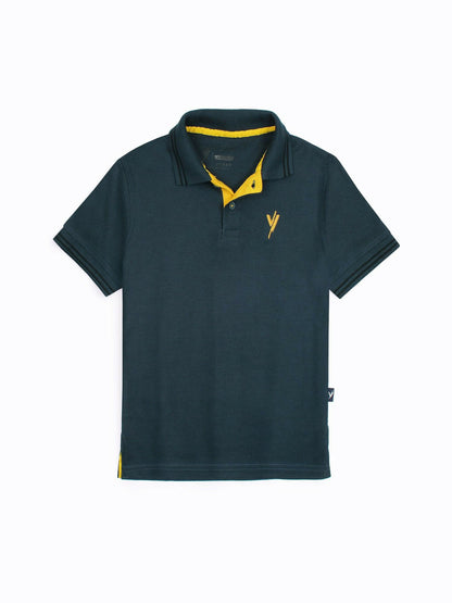Soft and stylish boys’ plain polo with tipped collar and short sleeves, made from breathable piqué fabric for all-day summer comfort.