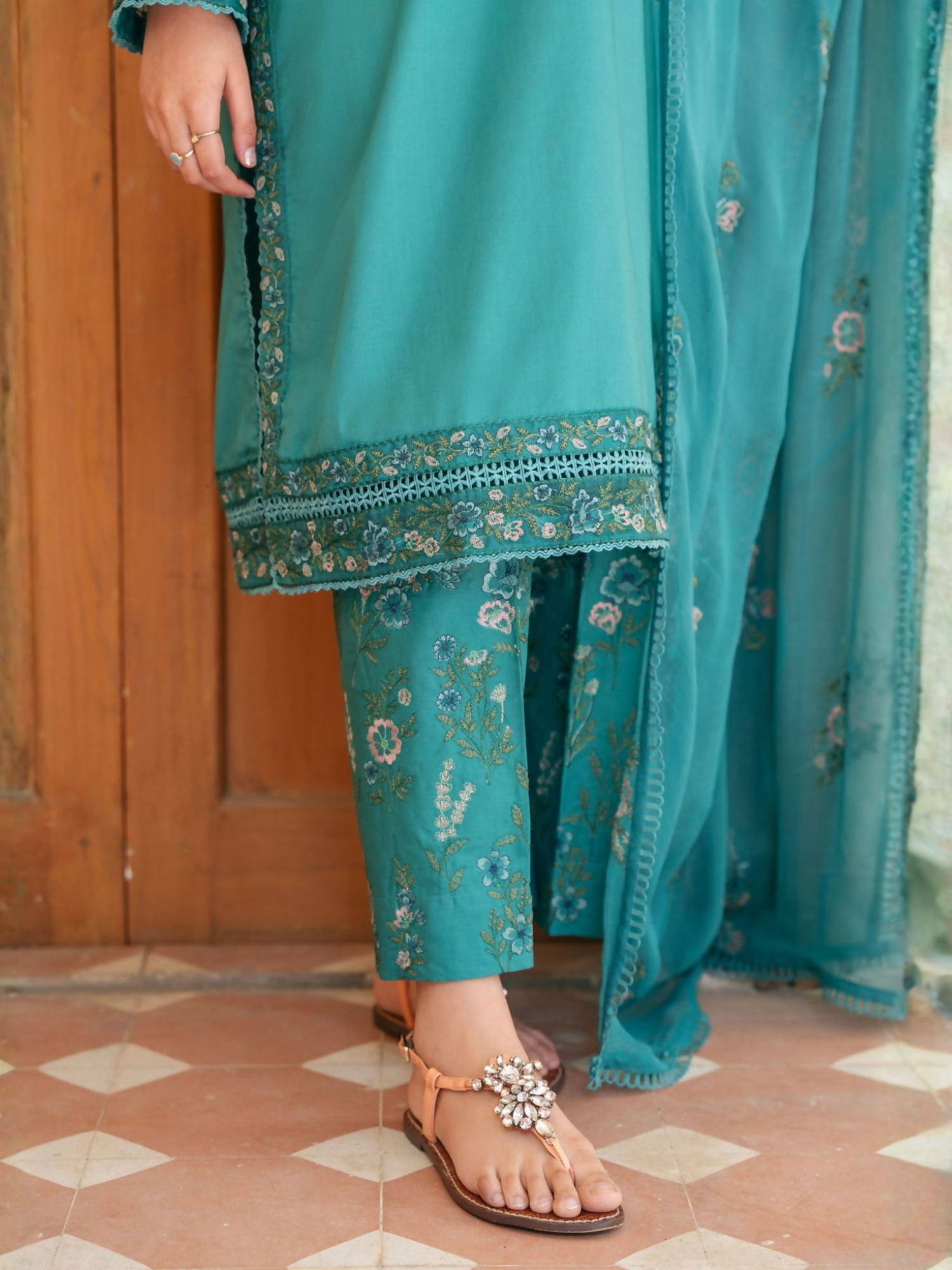 Mannat Clothing Lawn Embroidered Stitched Suit-Zenia