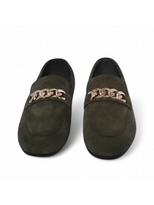 Elegant leather shoes with a sleek design, offering a perfect balance of classic style and modern comfort.