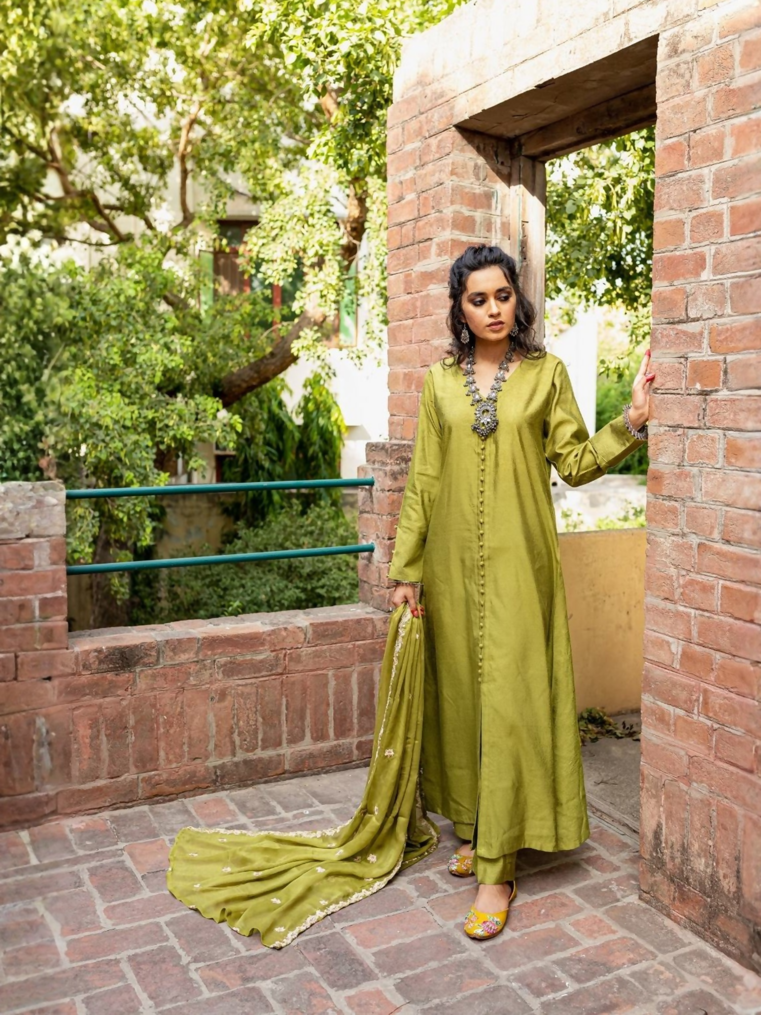 Mannat Clothing Chiffon Embroidered Dupatta-Baghi