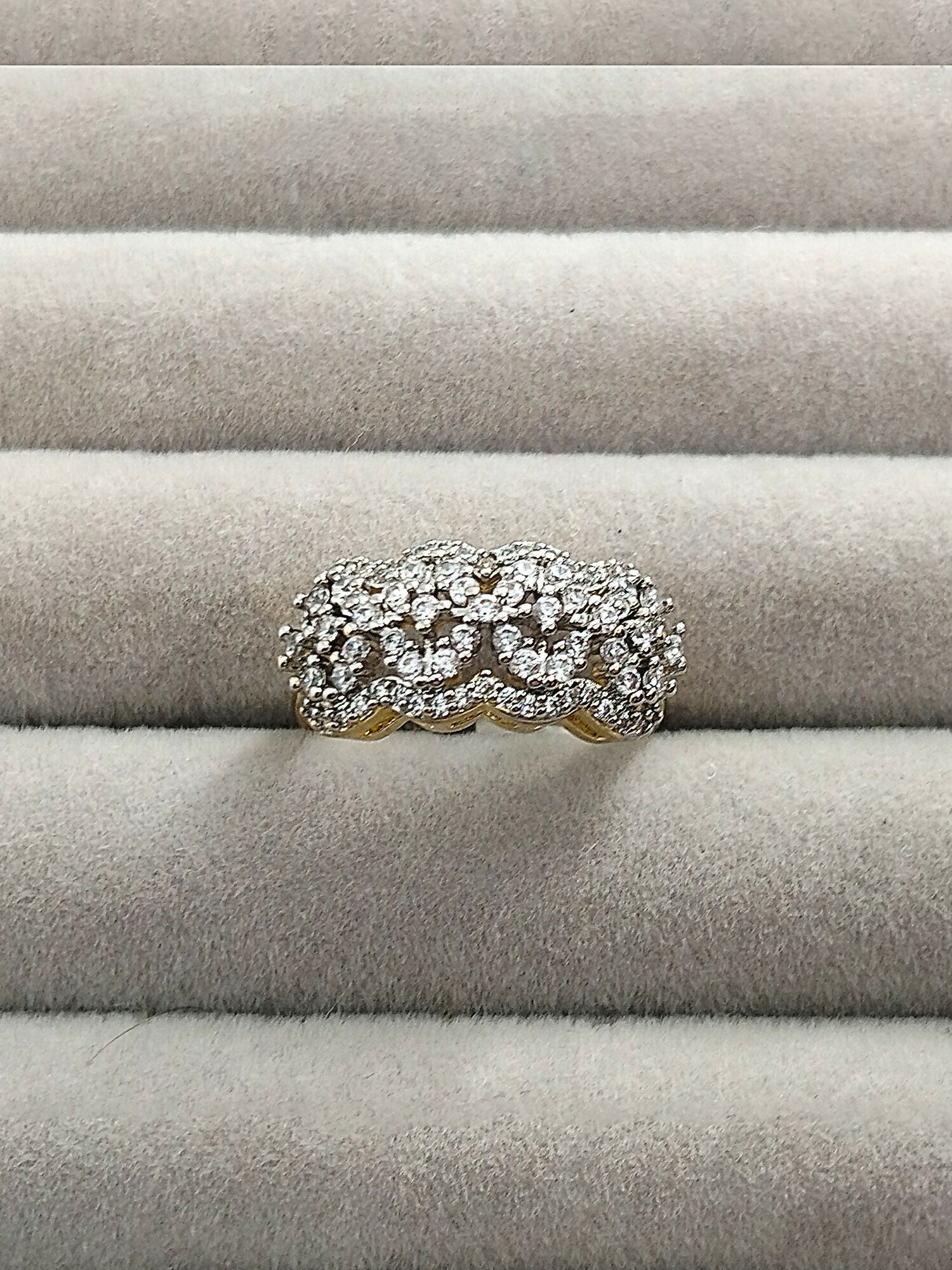 H&A Jewellery 18K gold zircon floral cluster band ring with scalloped design